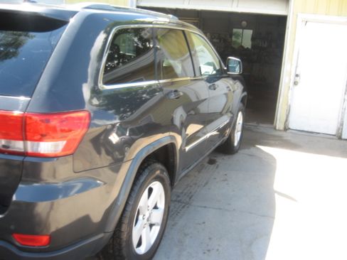 Used 2011 Jeep Grand Cherokee Laredo image 4