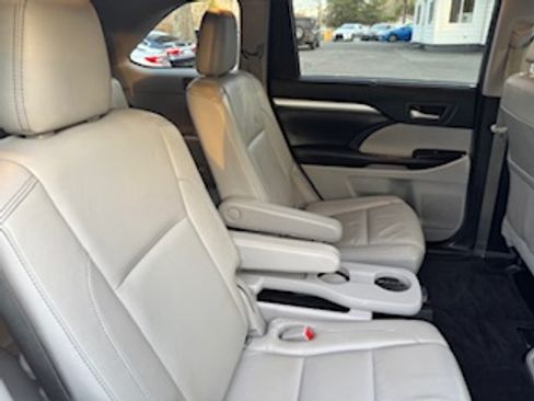 Used 2017 Toyota Highlander XLE image 15