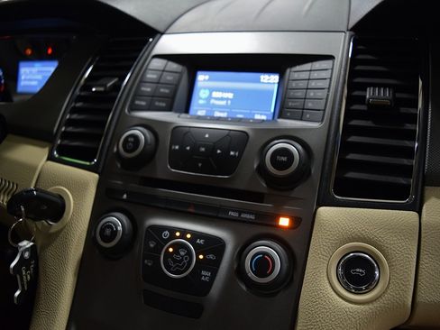 Used 2015 Ford Taurus SE image 25