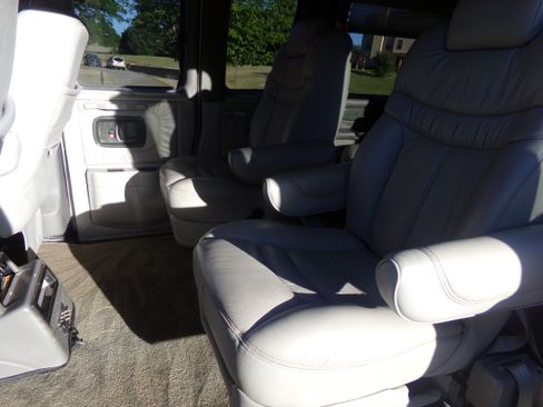 Used 2005 Chevrolet Express 1500 AWD Passenger image 17