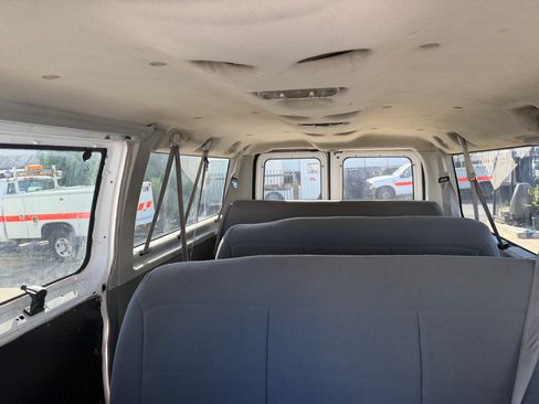 Used 2006 Ford E-350 and Econoline 350 Super Duty Wagon RWD image 9