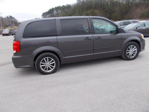 Used 2016 Dodge Grand Caravan image 4