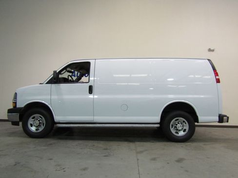 Used 2016 GMC Savana 2500 image 1