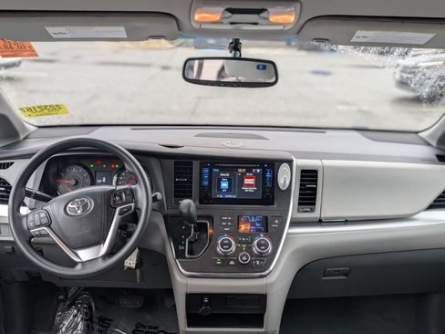 Used 2015 Toyota Sienna LE image 1