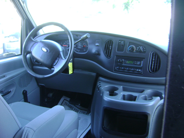 Used 2006 Ford E-350 and Econoline 350 Super Duty RWD image 9