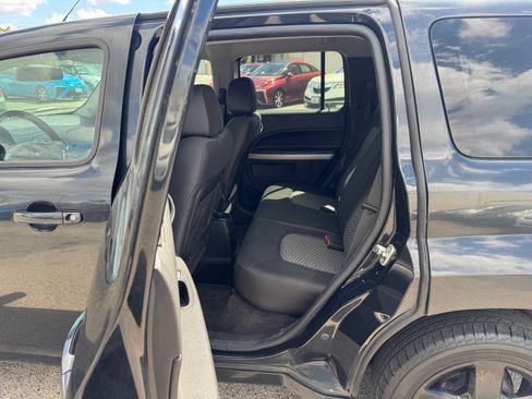 Used 2011 Chevrolet HHR LT image 20