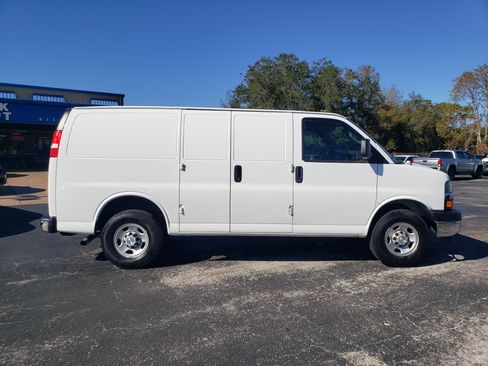 Used 2022 Chevrolet Express 2500 image 6