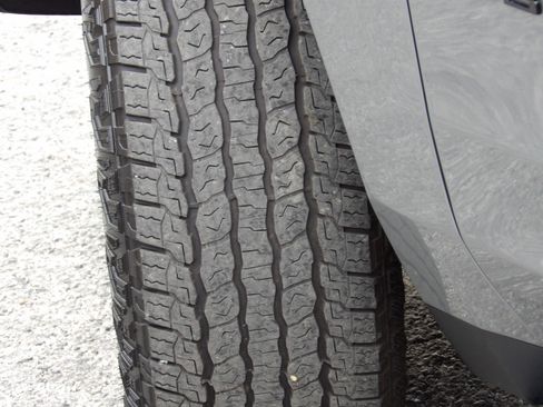 Used 2025 Chevrolet Suburban Z71 image 17