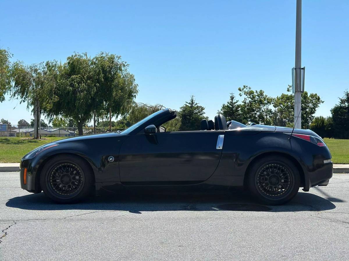 Used 2004 Nissan 350Z Roadster RWD image 2
