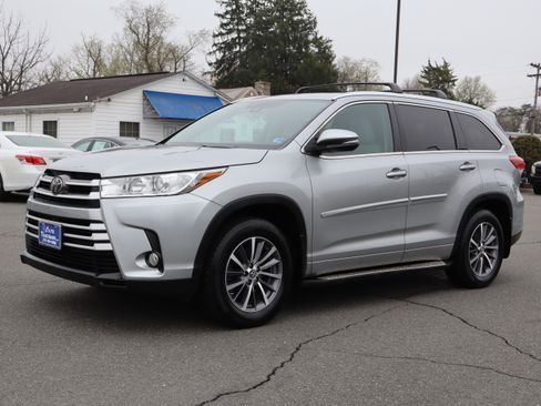 Used 2017 Toyota Highlander XLE image 4