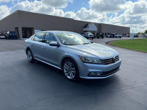 Used 2017 Volkswagen Passat 1.8T SE image 2