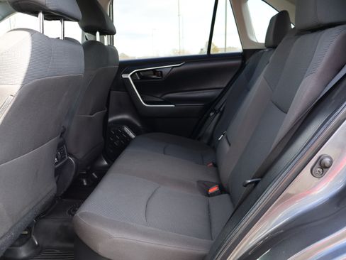 Used 2021 Toyota RAV4 LE image 13
