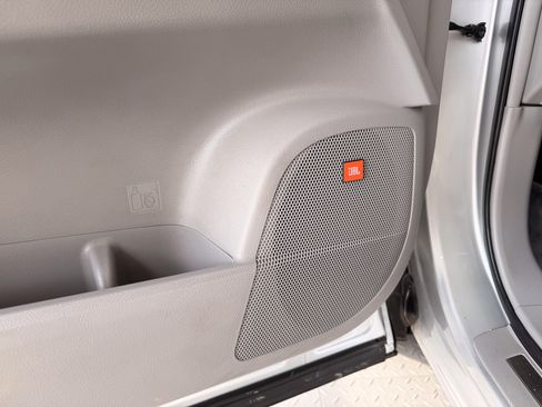 Used 2013 Toyota Highlander Limited image 19