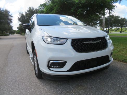 Used 2024 Chrysler Pacifica Touring-L image 7