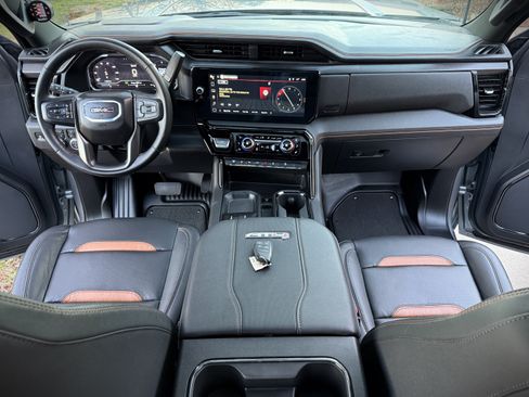 Used 2025 GMC Sierra 2500 AT4 image 28