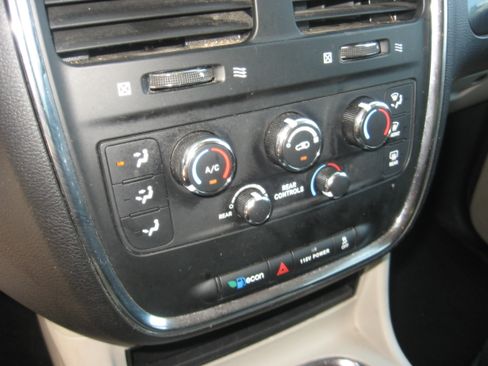 Used 2013 Dodge Grand Caravan SXT FWD image 11