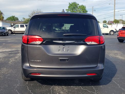 Used 2023 Chrysler Voyager LX image 4