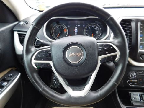 Used 2018 Jeep Cherokee FWD Limited image 15