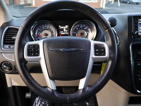Used 2016 Chrysler Town & Country Touring image 24