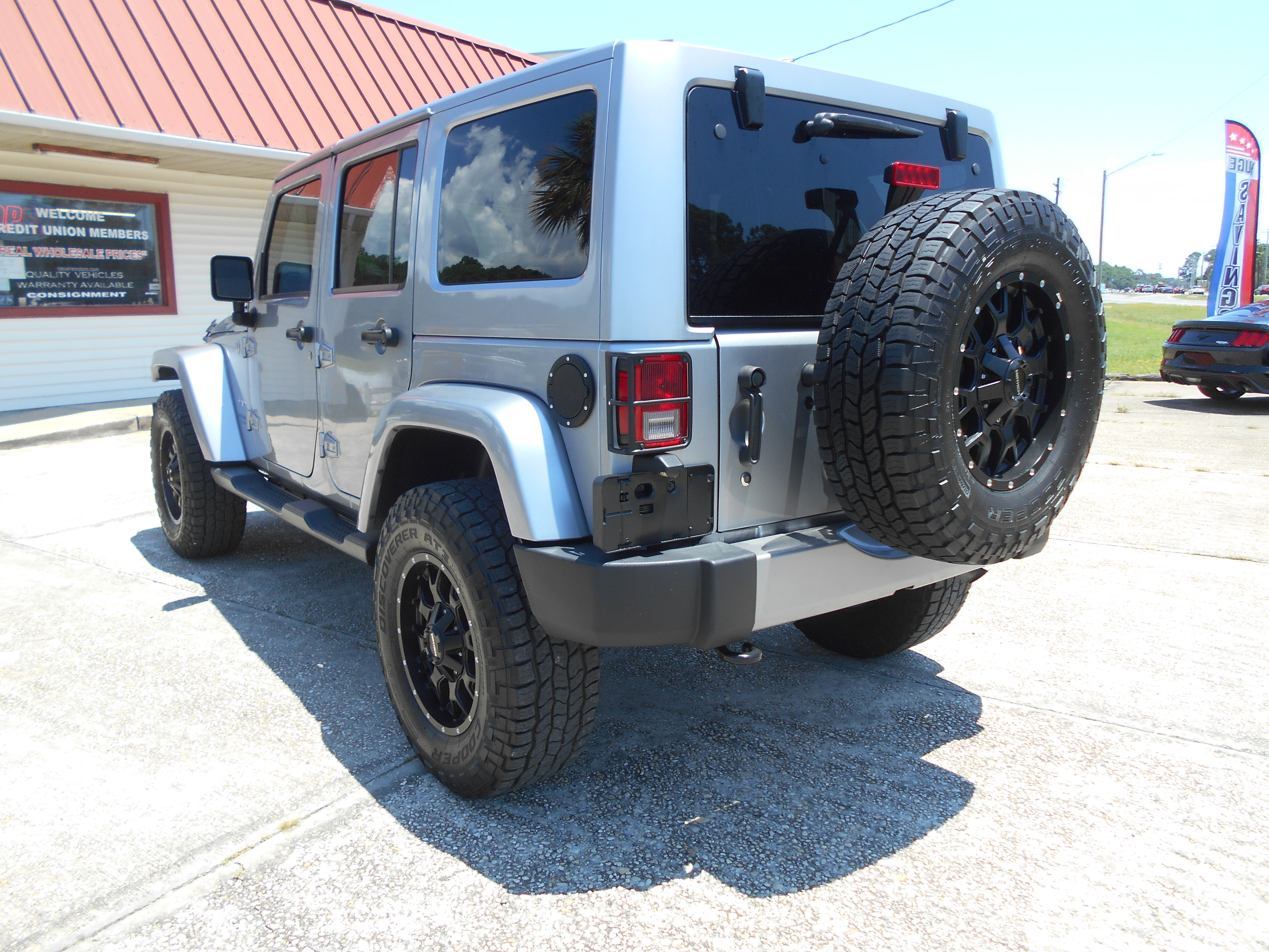 Used 2016 Jeep Wrangler Unlimited Sahara AWD/4WD image 5