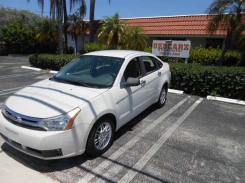 Used 2010 Ford Focus SE Sedan FWD image 1