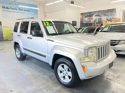 Used 2012 Jeep Liberty Sport image 7