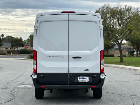 Used 2017 Ford Transit 250 image 5