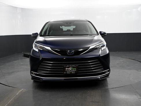 Used 2022 Toyota Sienna Limited image 2