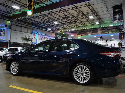 Used 2018 Toyota Camry XLE image 12