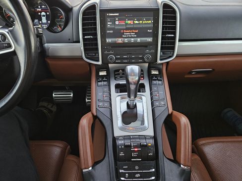 Used 2018 Porsche Cayenne GTS image 18