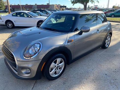 Used 2018 MINI Cooper image 1