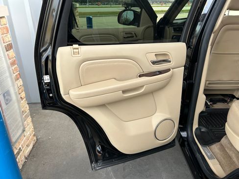 Used 2010 Cadillac Escalade Premium Luxury image 28