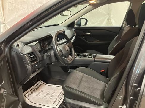 Used 2025 Nissan Rogue SV image 2