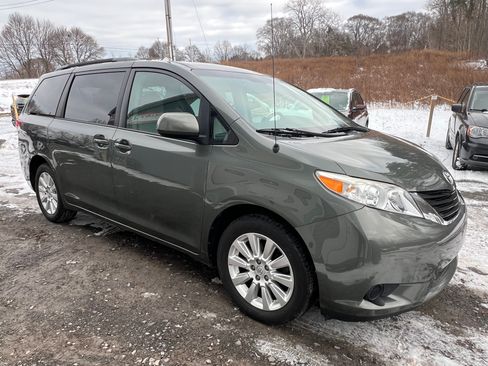 Used 2013 Toyota Sienna LE image 3