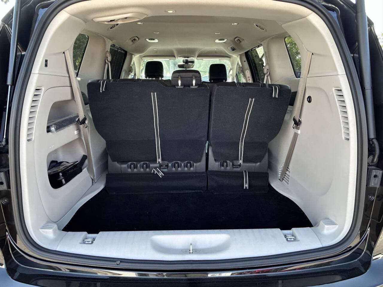 Used 2023 Chrysler Pacifica Touring-L FWD image 9