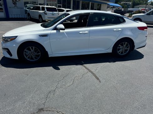 Used 2020 Kia Optima LX w/ Convenience Pkg FWD image 2