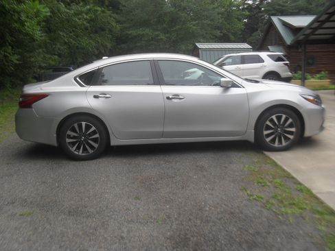Used 2017 Nissan Altima 2.5 SV Sedan FWD image 3