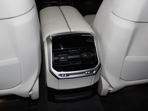 Used 2023 BMW i7 xDrive60 AWD/4WD image 47