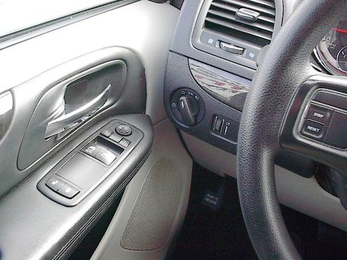 Used 2016 Dodge Grand Caravan SE image 15