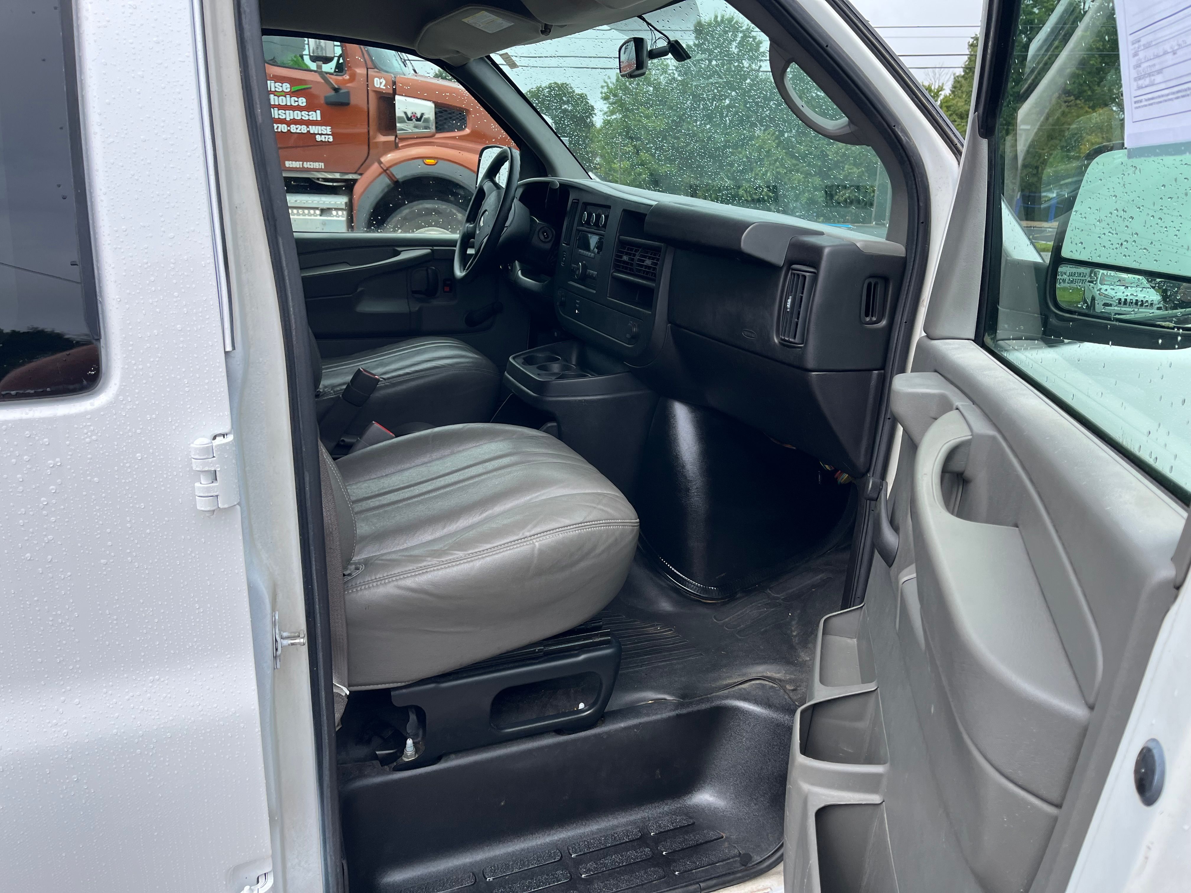 Used 2010 Chevrolet Express 2500 RWD image 27