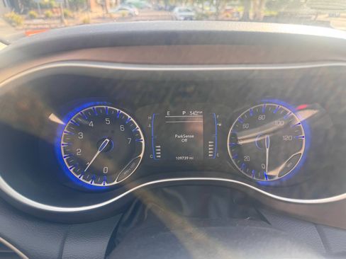 Used 2018 Chrysler Pacifica L image 4