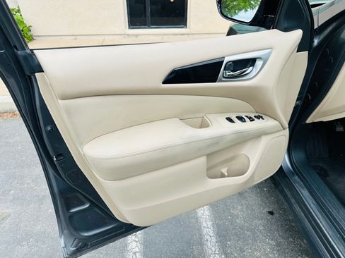 Used 2017 Nissan Pathfinder SV image 21