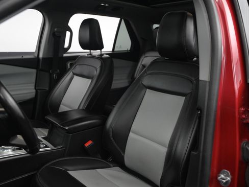 Used 2022 Ford Explorer XLT image 35