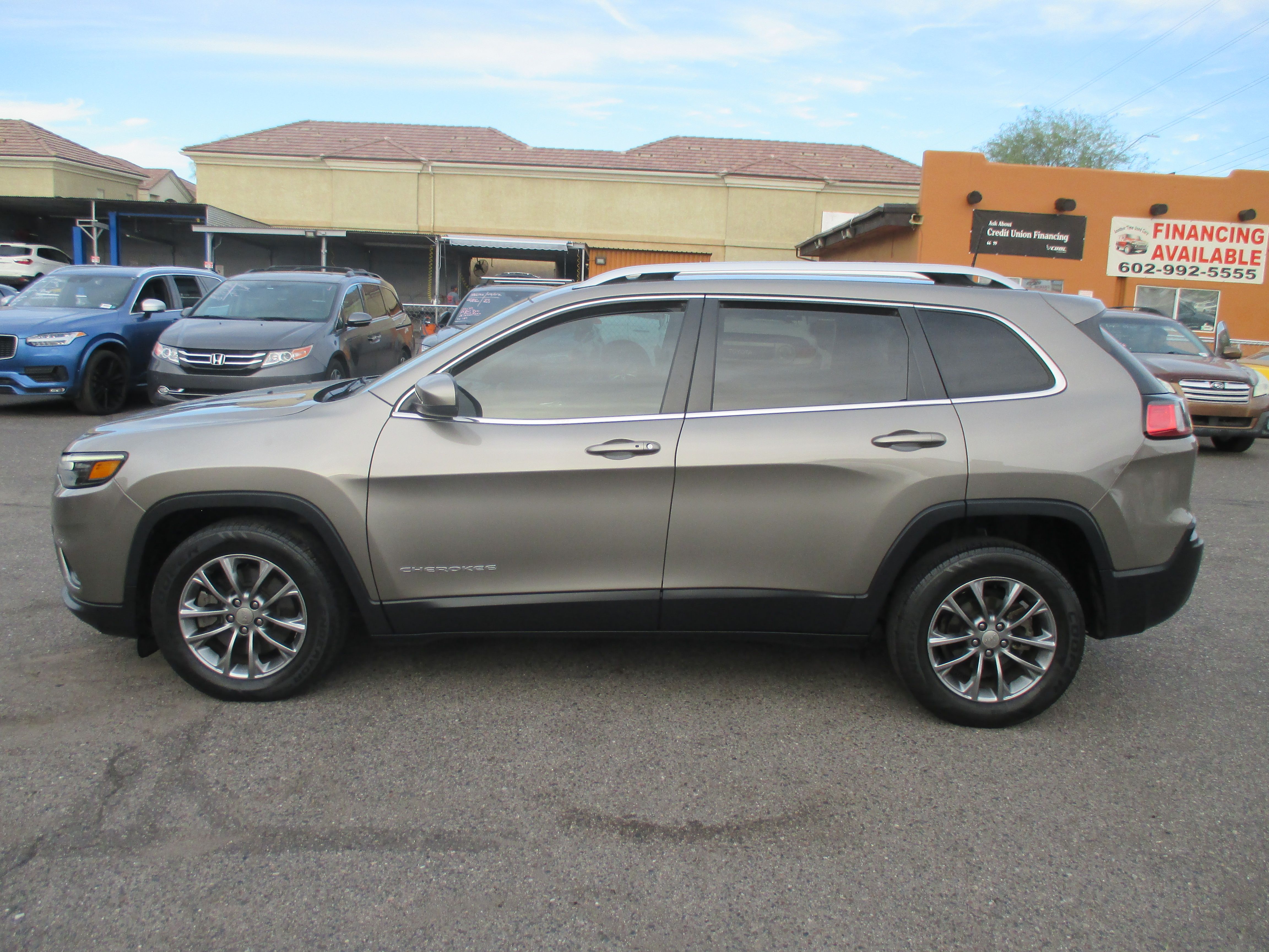 Used 2020 Jeep Cherokee Latitude Plus Sport Utility 4D FWD image 2