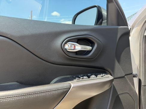 Used 2019 Jeep Cherokee Latitude image 20