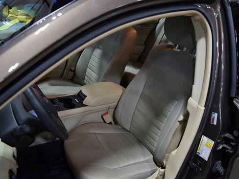 Used 2015 Ford Taurus SE image 17
