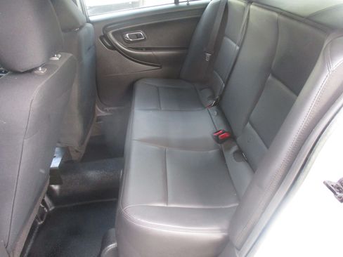 Used 2015 Ford Taurus image 6