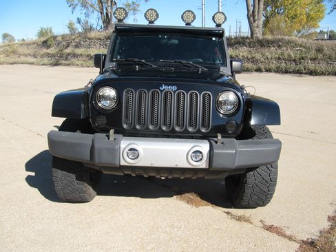 Used 2010 Jeep Wrangler Unlimited Sahara image 3
