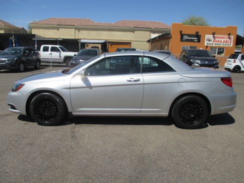 Used 2012 Chrysler 200 S Convertible FWD image 2
