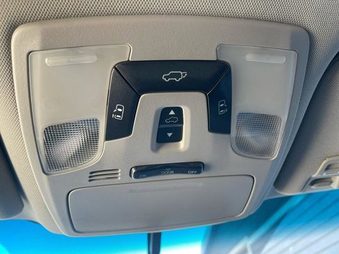 Used 2015 Toyota Sienna SE image 31